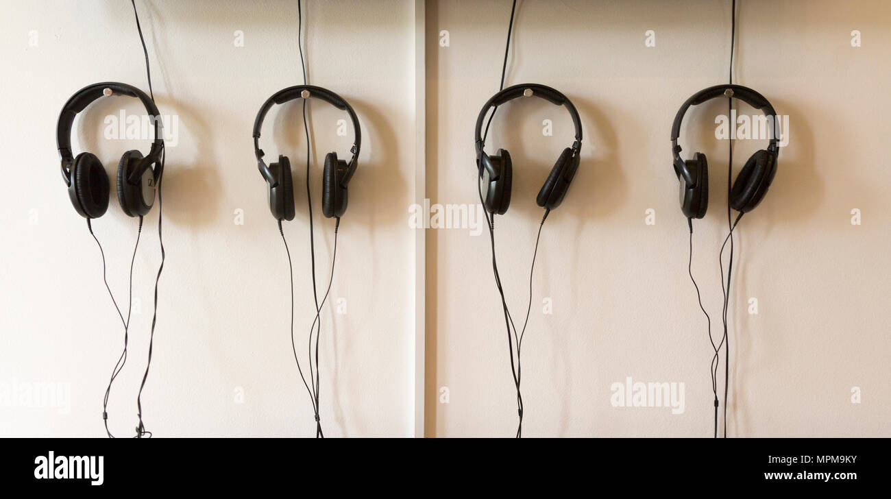 Art gallery headphones hi-res stock photography and images - Alamy