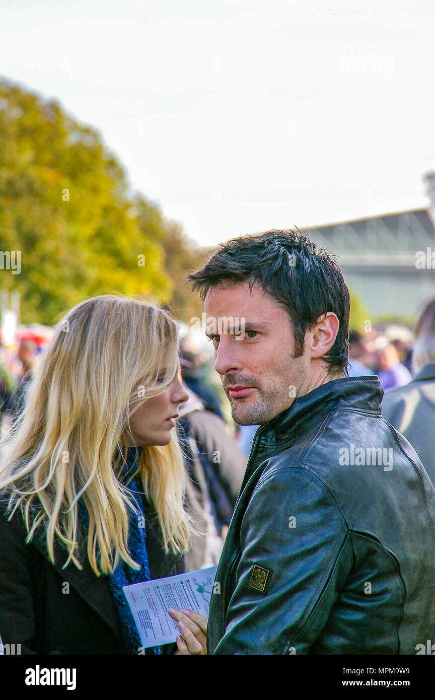 Tom Ward and Emilia Fox taking a break during filming for BBC Silent Witness to mingle with fans. Episode filmed at Duxford airshow, titled Apocalypse Stock Photo
