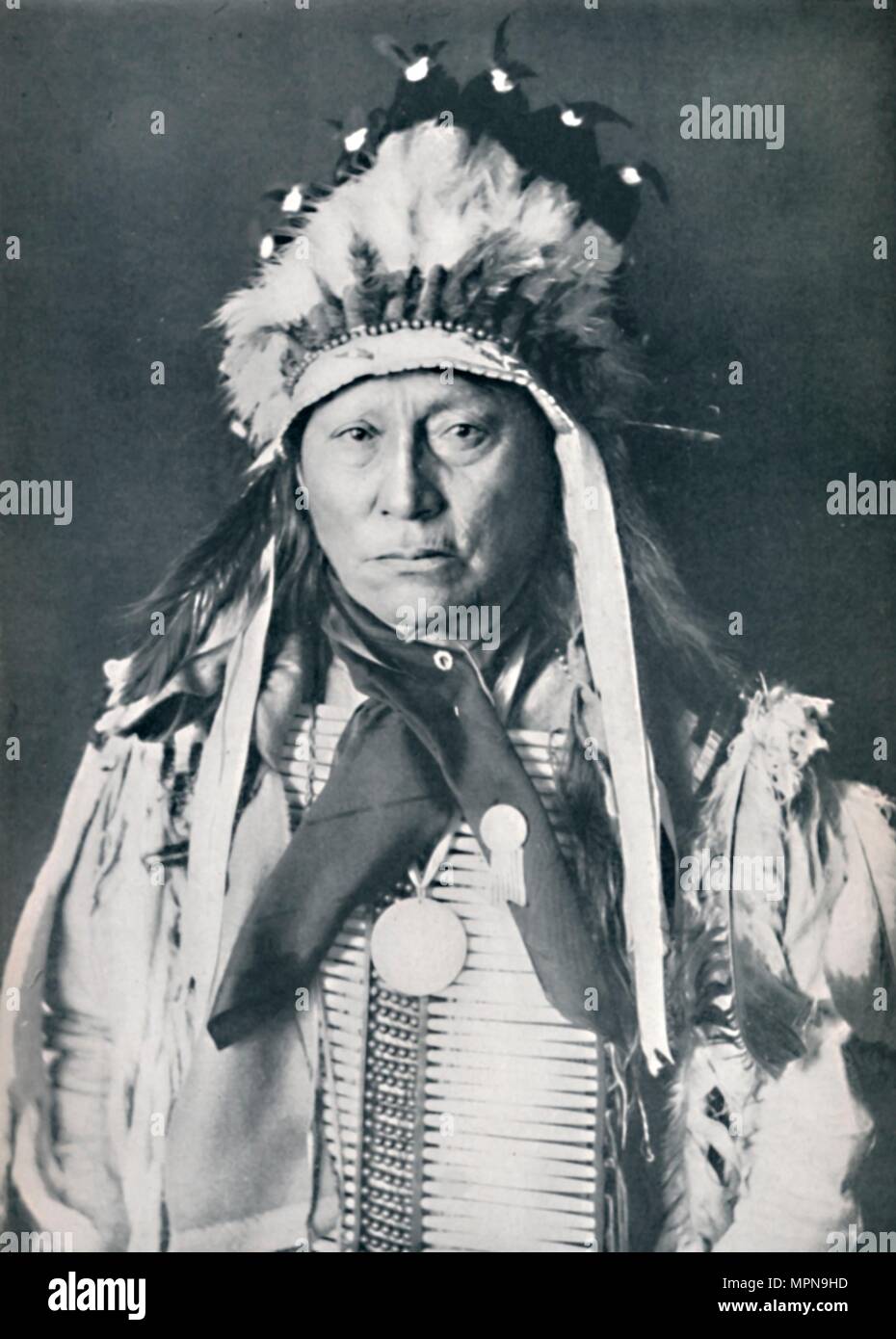 Indian chief war bonnet hi-res stock photography and images - Alamy