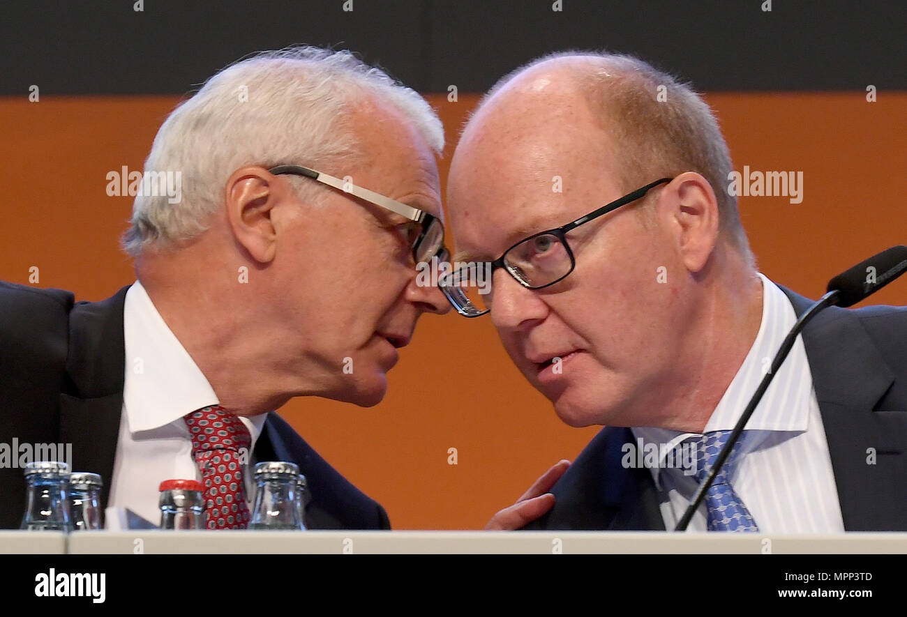 24 May 2018, Germany, Braunschweig: Chairman of the Executive Board Salzgitter AG, Heinz Joerg Fuhrmann, and Chairman of the Supervisory Board, Heinz-Gerhard Wente speaking together at the start of the general meeting in the city hall. Photo: Holger Hollemann/dpa Stock Photo