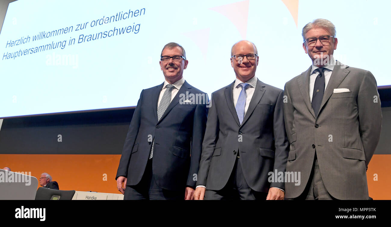 24 May 2018, Germany, Braunschweig: Chief financial officer, Burkhard Becker (L-R), Chairman of the Executive Board Salzgitter AG, Heinz Joerg Fuhrmann and Chief Executive of Human Resources, Michael Kieckbusch standing together at the start of the general meeting in the city hall. Photo: Holger Hollemann/dpa Stock Photo