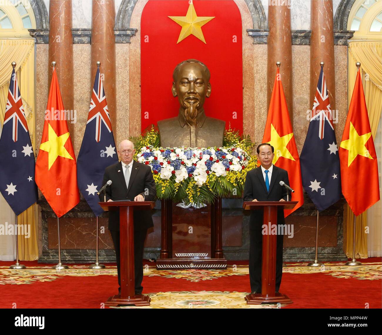 Hanoi, Vietnam. 24th May, 2018. Vietnamese President Tran Dai Quang (R) and Australian Governor-General Peter Cosgrove attend a press conference in Hanoi, capital of Vietnam, on May 24, 2018. Credit: VNA/Xinhua/Alamy Live News Stock Photo