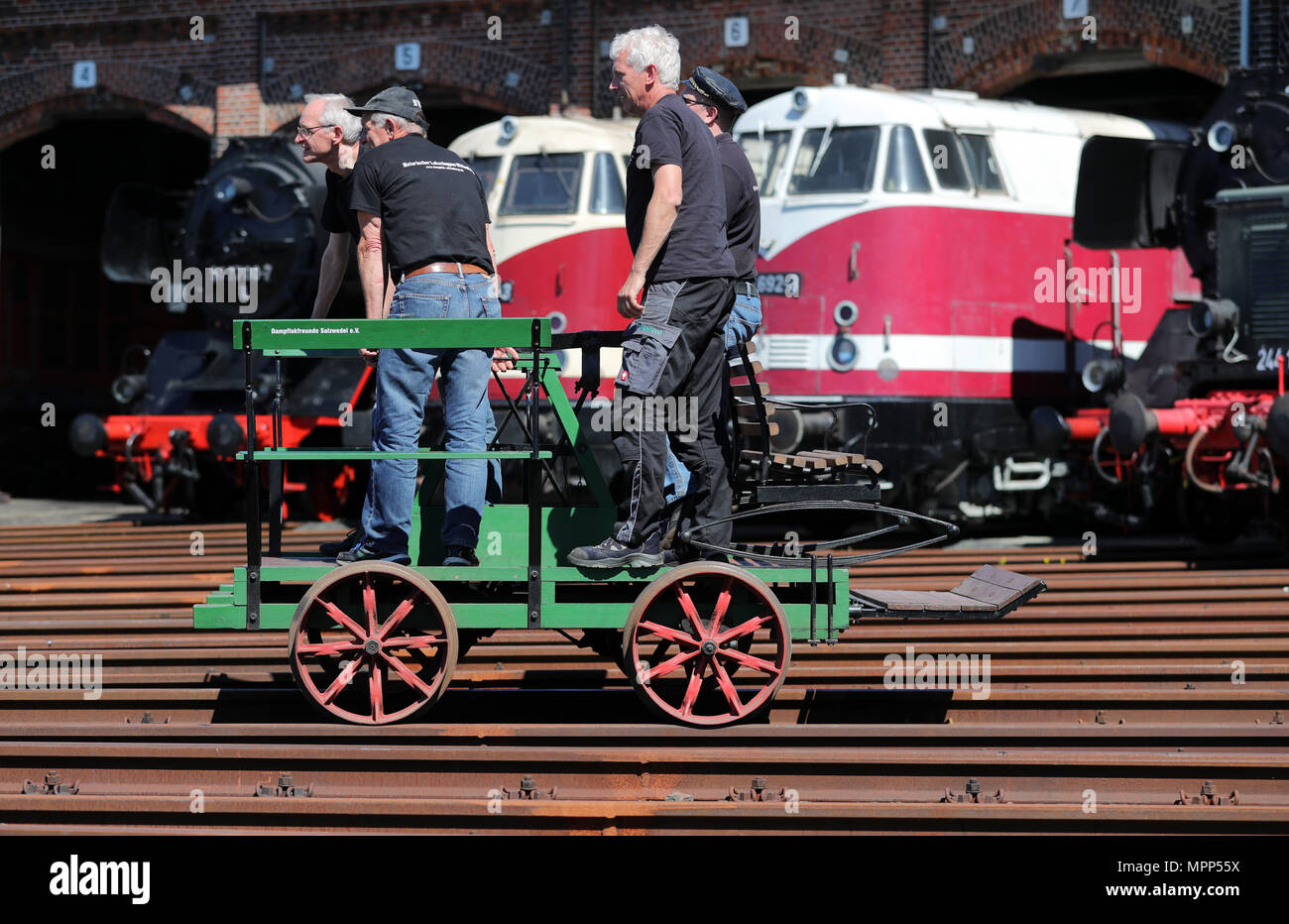 Wittenberge, Deutschland. 05th May, 2018. 05.05.2018, Brandenburg, Wittenberge: Members of the railway club drive with a trolley on the turntable in front of the historic engine shed. In 2010, the Elbe-Stadt had acquired the railway area and put almost three million euros in the renovation of the former depot and the approximately 2.5 kilometers of tracks. In the semicircular brick building, built around 1895, are today on the 16 parking spaces on average over 80 years old locomotives restored by the hobby railway. Credit: Jens Buttner/dpa-Zentralbild/ZB | usage worldwide/dpa/Alamy Live News Stock Photo