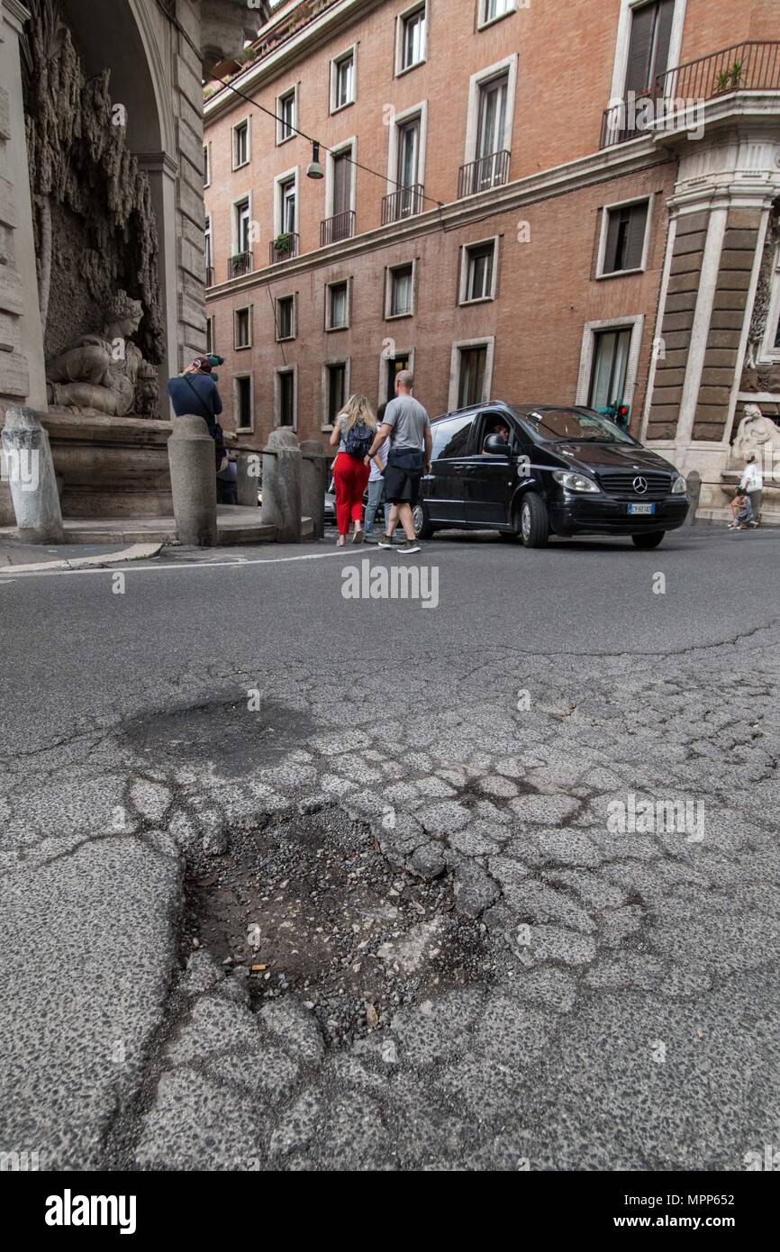 Rome, Buche in the Tour of Italy 2018 circuit in Rome. In the picture: crossing via del Quirinale with vi delle Quattro Fontane *** NO WEB *** NO DAILY *** Stock Photo