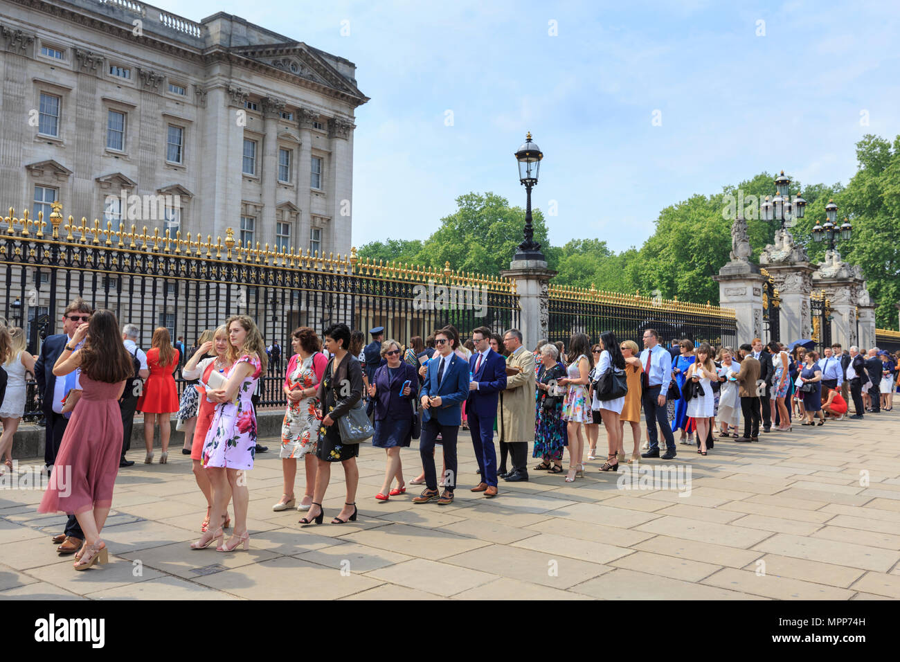 Buckingham Palace, London, 24th May 2018. People queuing to enter the Palace for the The Duke of Edinburgh's Awards at Buckingham Palace. The Awards are a youth awards programme founded in the United Kingdom in 1956 by Prince Philip, Duke of Edinburgh, to recognise adolescents and young adults for completing a series of self-improvement exercises. Credit: Imageplotter News and Sports/Alamy Live News Stock Photo