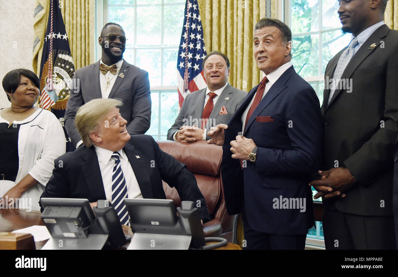 Washington, DC. 24th May, 2018. United States President Donald J. Trump acknowledges actor Sylvester Stallone after signing an Executive Grant of Clemency for former heavyweight champion Jack Johnson in the Oval Office of the White House on May 24, 2018 in Washington, DC. Credit: Olivier Douliery/Pool via CNP | usage worldwide Credit: dpa/Alamy Live News Stock Photo
