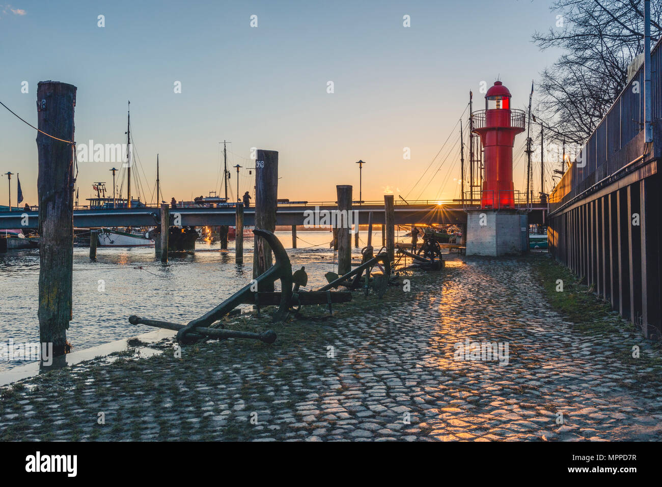 Germany, Hamburg, Neumuehlen, Museum Harbour Övelgoenne, light house against the sun Stock Photo