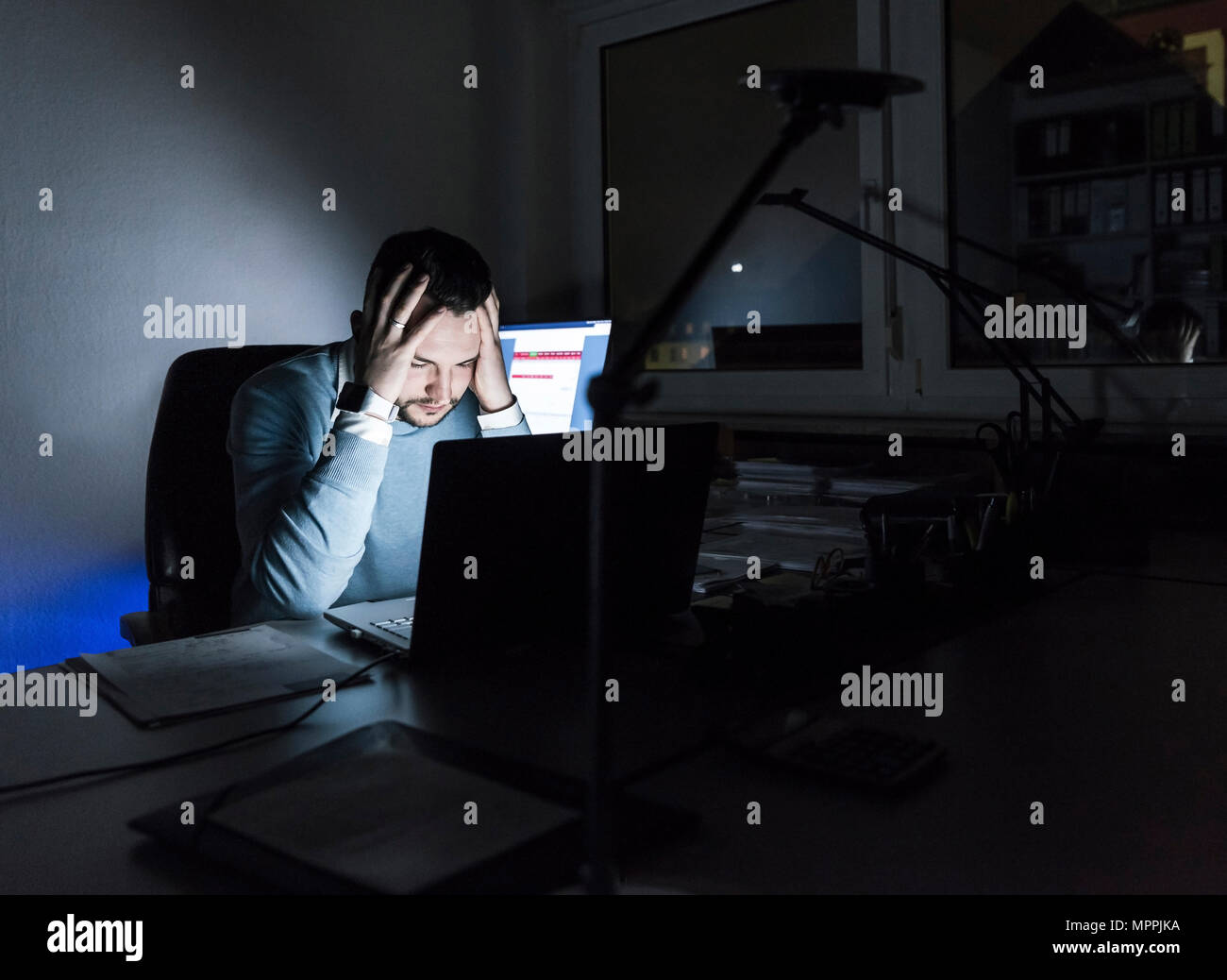 Office desk at night hi-res stock photography and images - Alamy