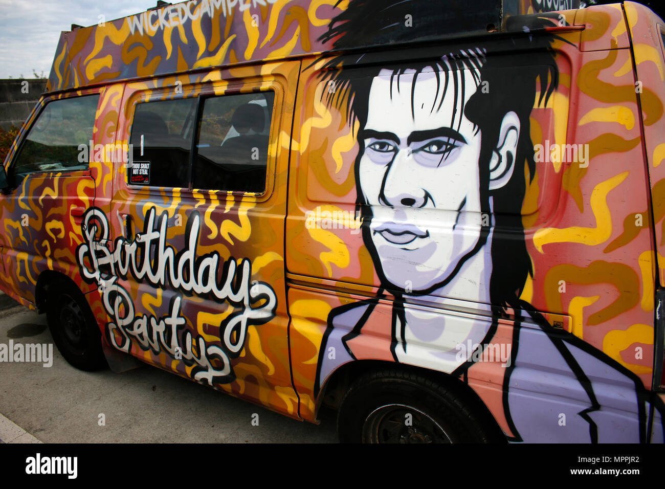 uøkonomisk hans skarp ein Auto mit einem Graffity/ Gemaelde, das den australischen Saenger Nick  Cave der Band "The Birthday Party" darstellen soll, Katoomba, Australia  Stock Photo - Alamy