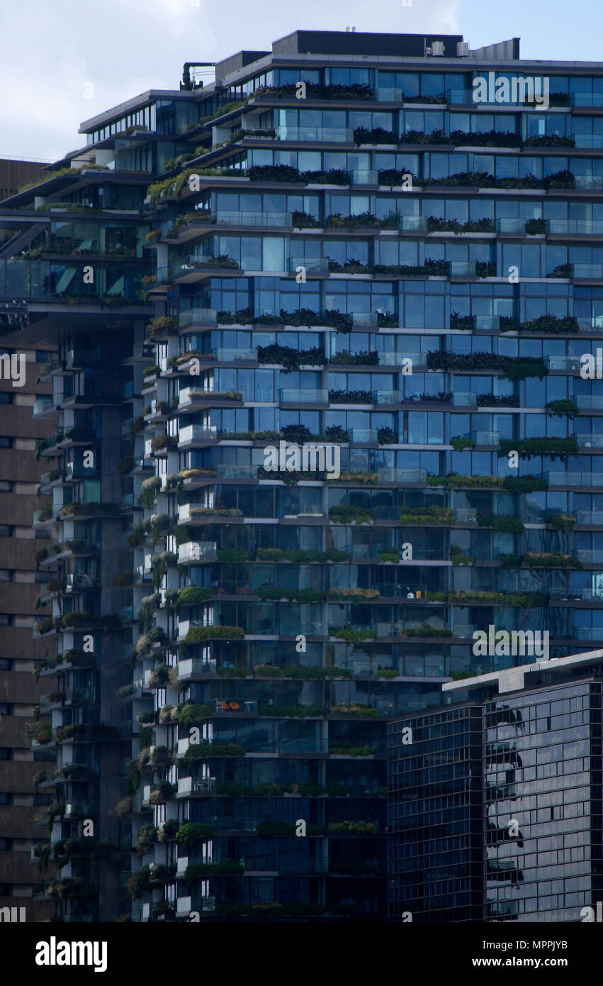 das von Jean Nouvel entworfene Wohnhochhaus 'One Central Park', Sydney, Australia. Stock Photo