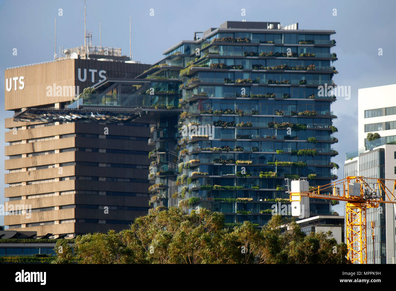 das von Jean Nouvel entworfene Wohnhochhaus 'One Central Park', Sydney, Australia. Stock Photo