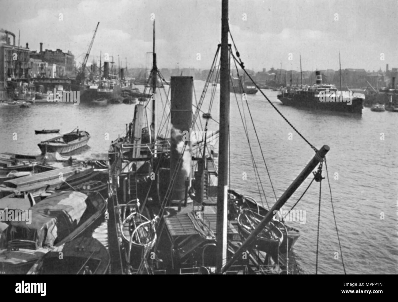 'The Pool of London', 1919. Artist: Garratt & Atkinson Stock Photo - Alamy