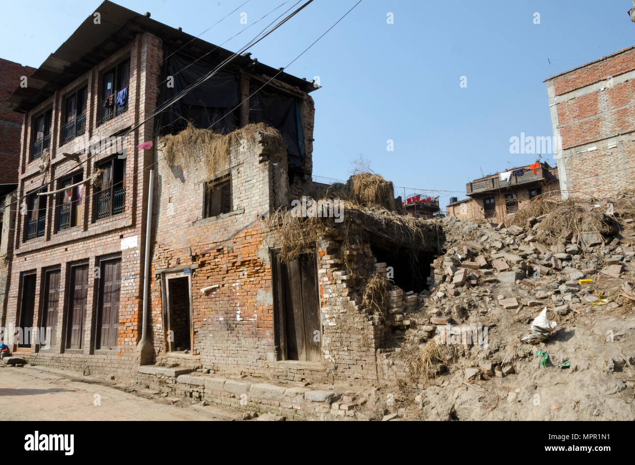 Earthquake damage house hi-res stock photography and images - Alamy