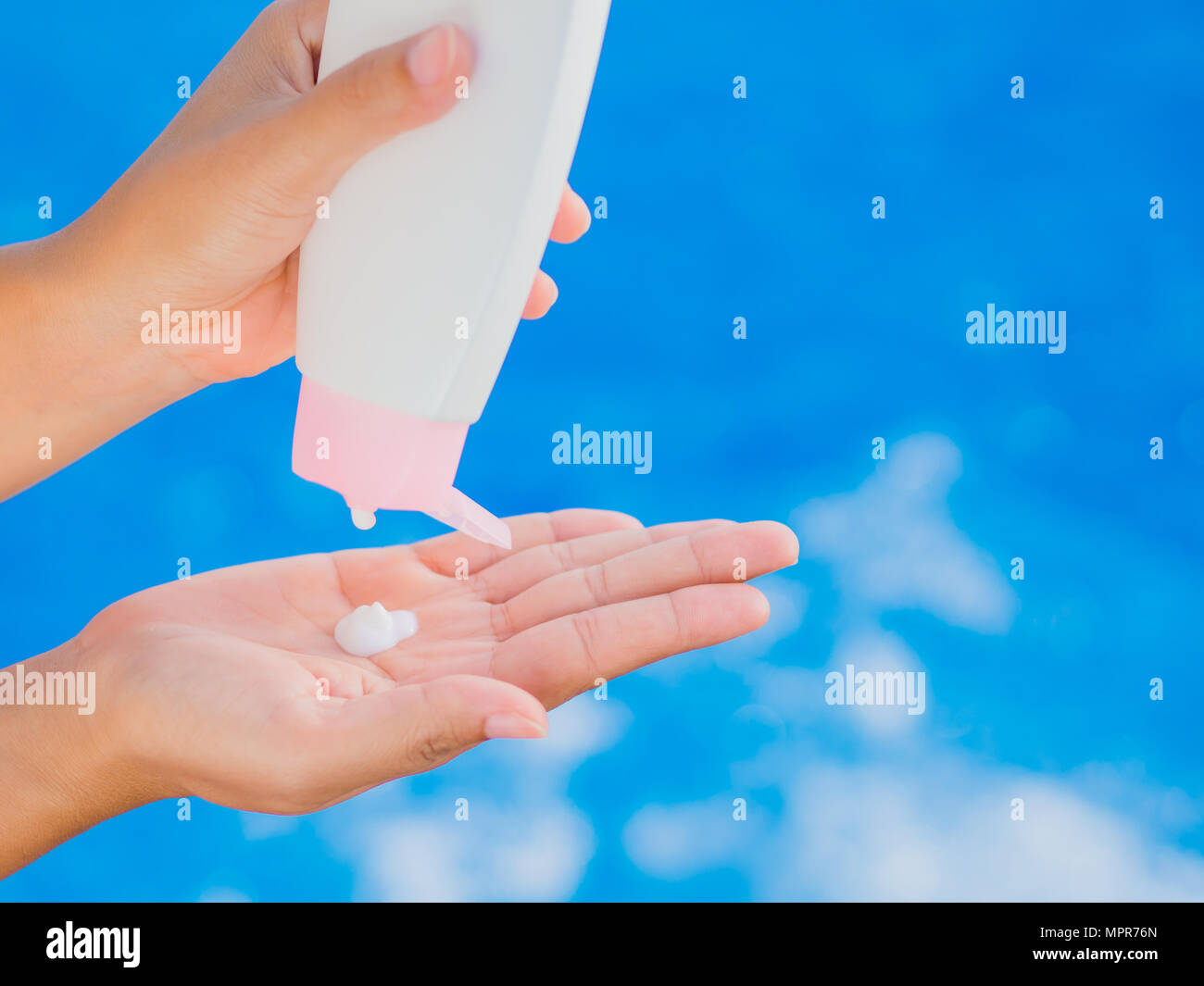 Apply sunscreen hires stock photography and images Alamy