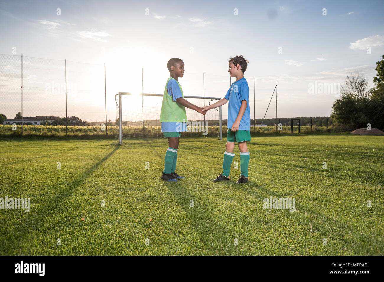 Kids shaking hands sports hires stock photography and images Alamy