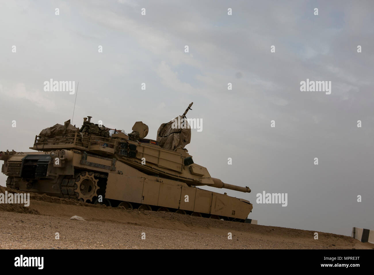 A 3rd Armored Brigade Combat Team, 1st Cavalry Division M1A2 Abrams Main Battle Tank crew scans for targets during the brigade's Table VI qualifications at the Udairi Range Complex March 29. The brigade tank and Bradley crews spent about two weeks in the field conducting sustainment gunnery to ensure all the crews qualified at day and night fire to maintain proficiency. (U.S. Army photo by Staff Sgt. Leah R. Kilpatrick, 3rd Armored Brigade Combat Team Public Affairs Office, 1st Cavalry Division (released) Stock Photo