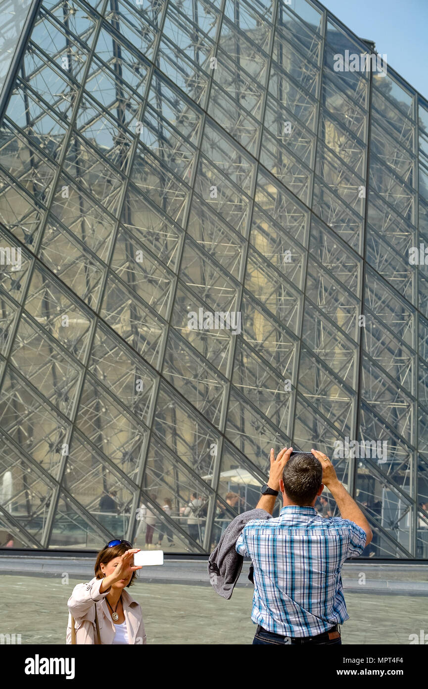 Selfie paris pyramid hires stock photography and images Alamy