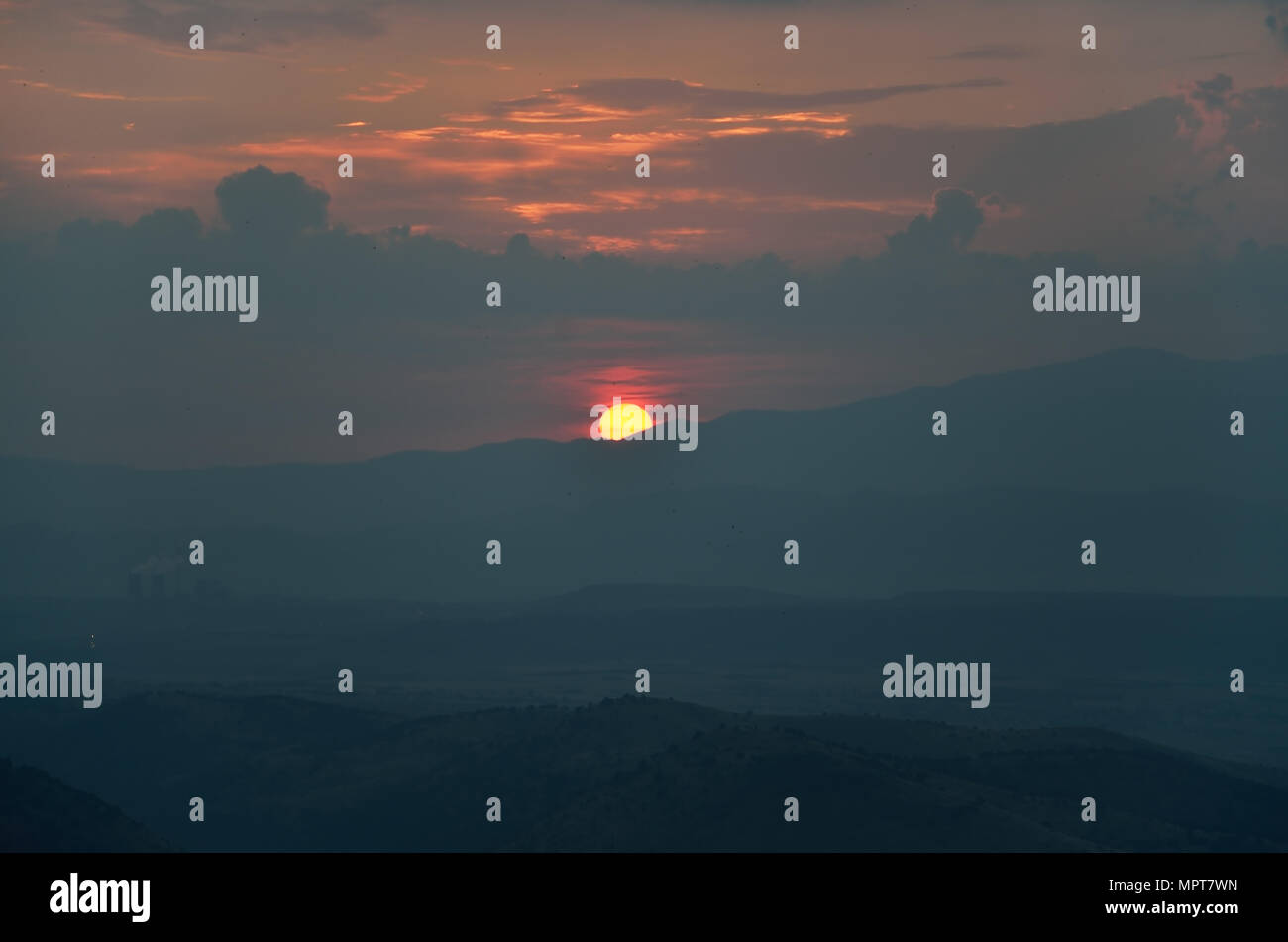Sunrise over mountain horizon dramatic hi-res stock photography and ...
