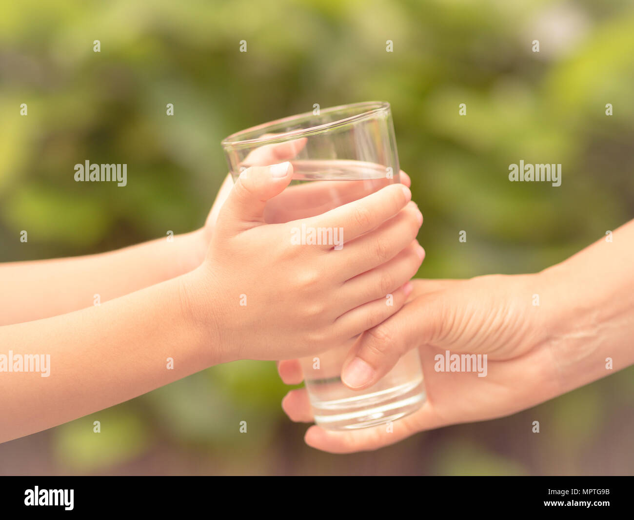 Не дали стакан воды. Стакан воды Эстетика. Дает стакан воды. Предложить стакан воды. Женская рука со стаканом воды.