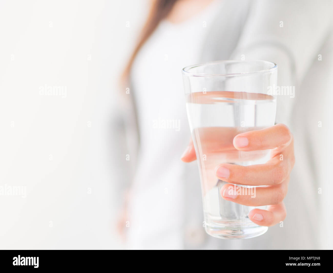Стакан воды в руке