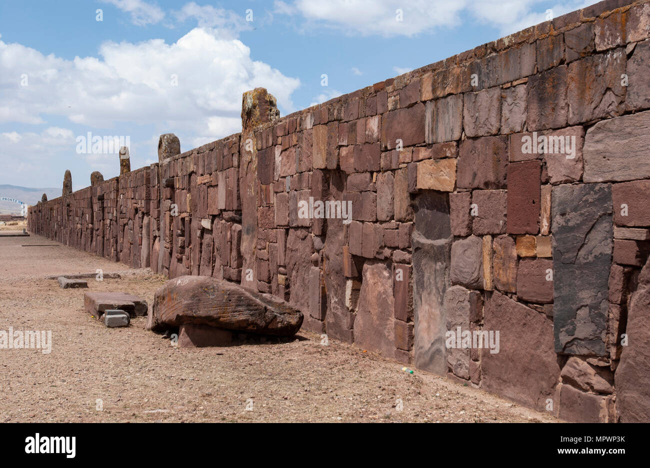 Wall around the Kalasasaya courtyard, Tiwanaku, Bolivia Stock Photo