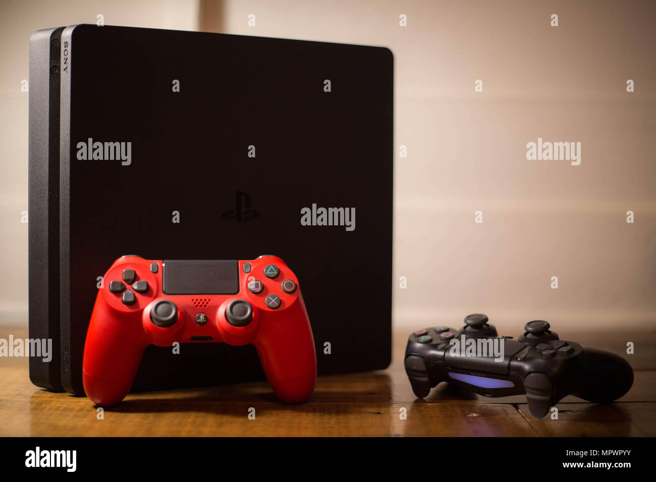 Ps4 and console hi-res stock photography and images - Page 3 - Alamy