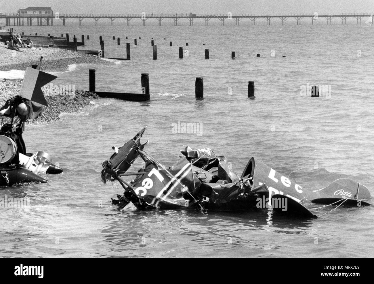 THE WRECKAGE OF THE PITTS SPECIAL PLANE IN WHICH RACING DRIVER DAVID PURLEY WAS KILLED IS BROUGHT ASHORE AT BOGNOR REGIS. 1983 Stock Photo