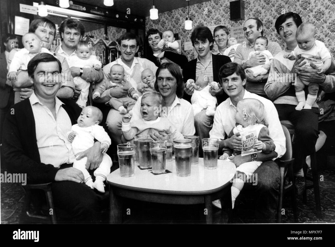 THE LADS AT THE MOTHER SHIPTON PUB, PORTSMOUTH. THEY ALL DRINK LAGER AND HAVE ALL BECOME FATHERS OF BABY BOYS IN THE LAST 14 MONTHS. Stock Photo