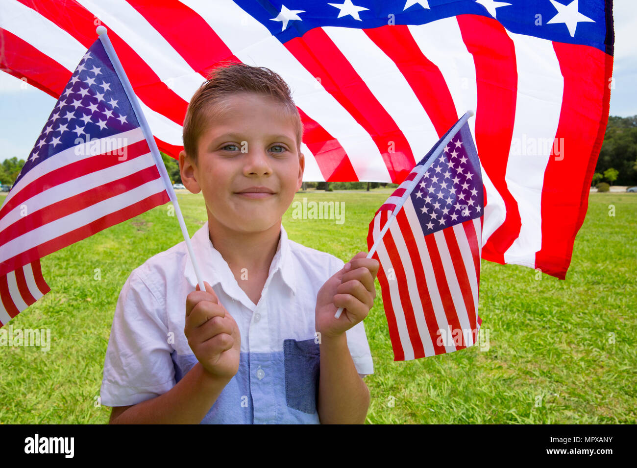 Kids holding american flag hi-res stock photography and images - Alamy