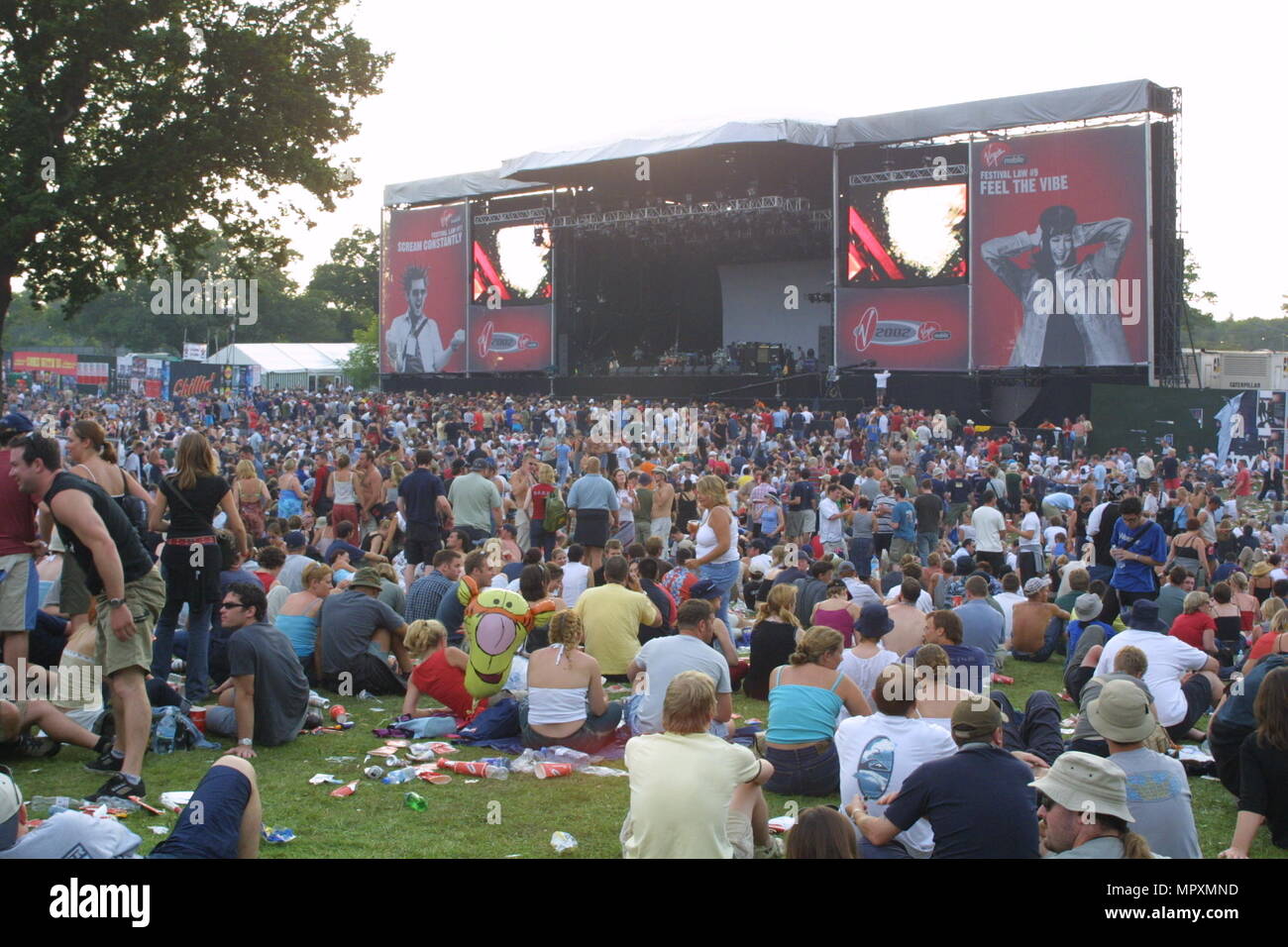 The Main Stage in the Early Evening, Virgin Mobile V Festival 2002, Hylands Park, Chelmsford, Essex, Britain. Stock Photo