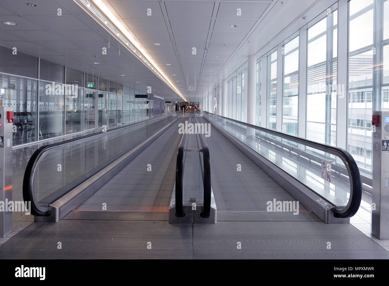 long-horizontal-escalator-at-international-airport-terminal-MPXMWR.jpg