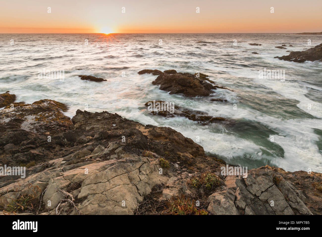 Scenic sunset ocean waves splashing hi-res stock photography and images ...