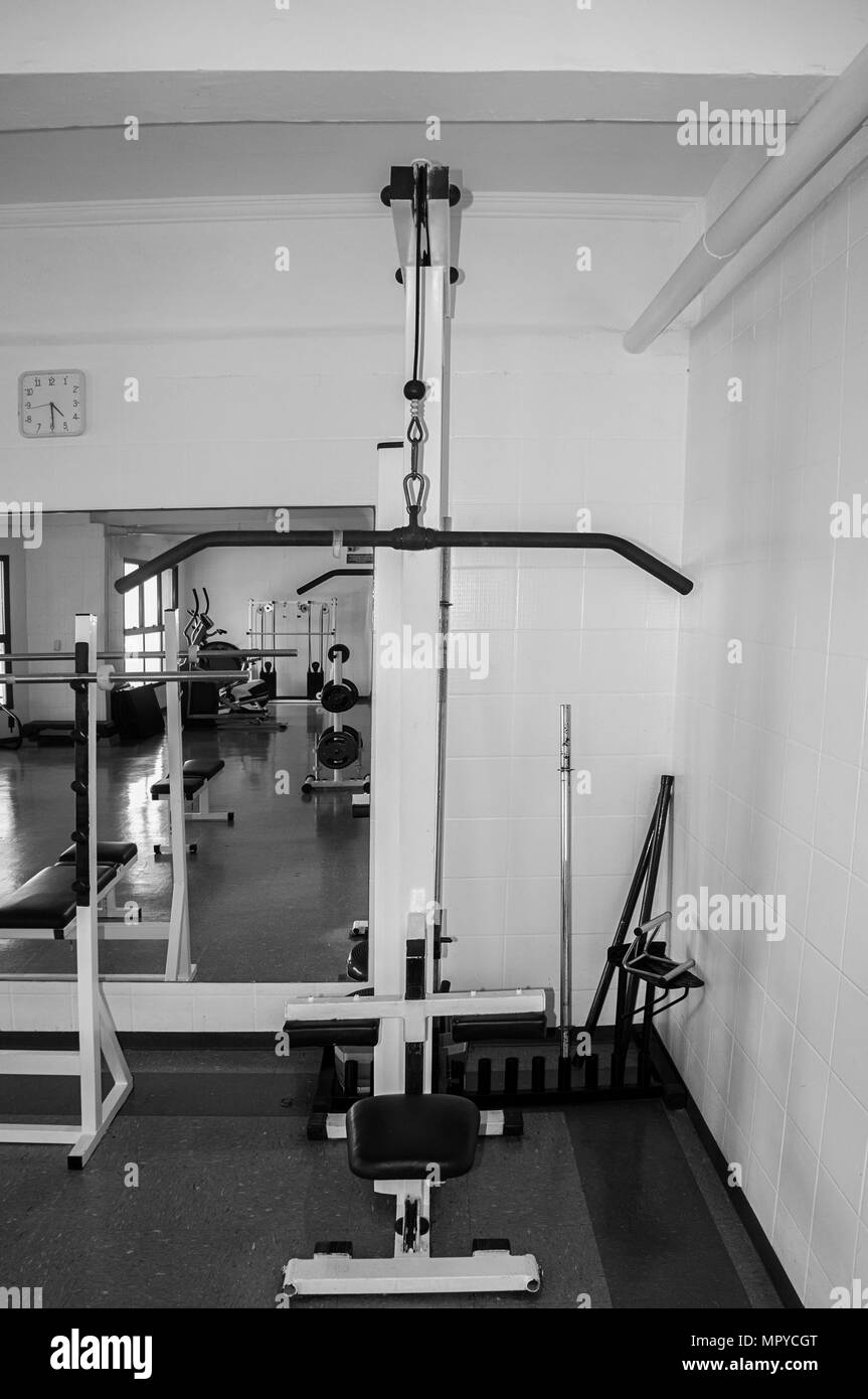 lat pulldown machine nobody gym indoors bodybuilding black white Stock Photo Alamy