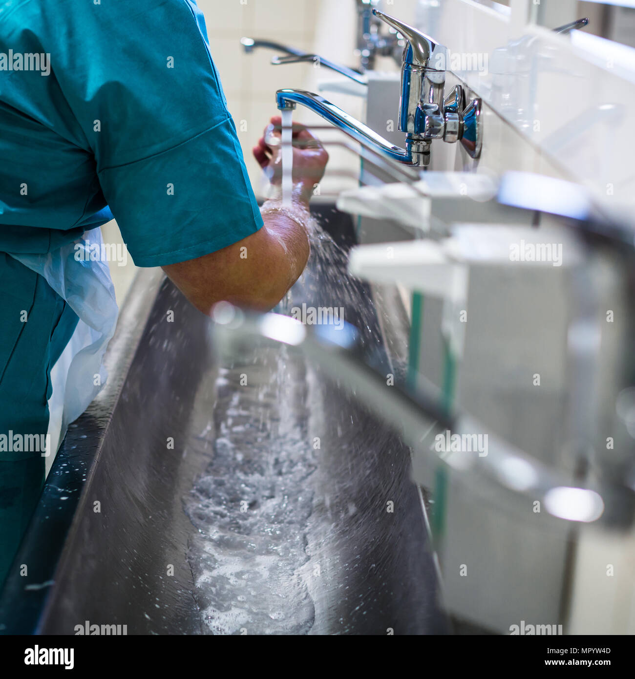 Washing surgical instruments hires stock photography and images Alamy