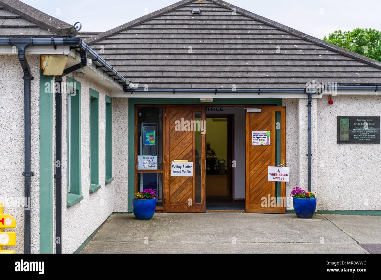 Schull, Ireland. 25th May, 2018. Today is referendum day on the Eighth Amendment of the Constitution Act 1983 which bans mothers from having abortions. The vote today is whether to retain or repeal the constitutional ban on abortion. Pictured is the polling station in Scoil Mhuire National School, Schull, West Cork, Ireland. Credit: Andy Gibson/Alamy Live News. Stock Photo