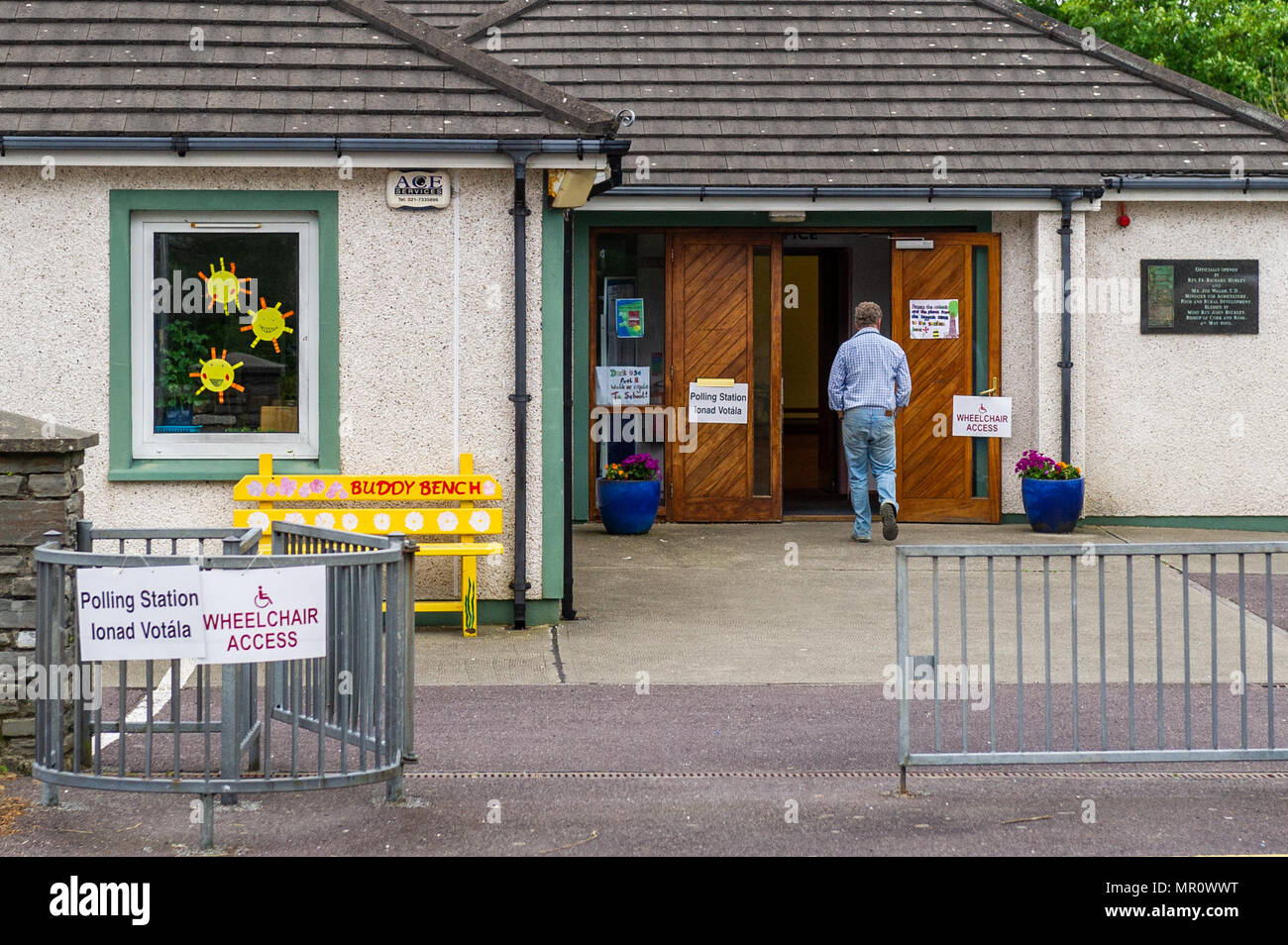 Schull, Ireland. 25th May, 2018. Today is referendum day on the Eighth Amendment of the Constitution Act 1983 which bans mothers from having abortions. The vote today is whether to retain or repeal the constitutional ban on abortion. A voter is pictured entering the polling station in Scoil Mhuire National School, Schull, West Cork, Ireland. Credit: Andy Gibson/Alamy Live News. Stock Photo