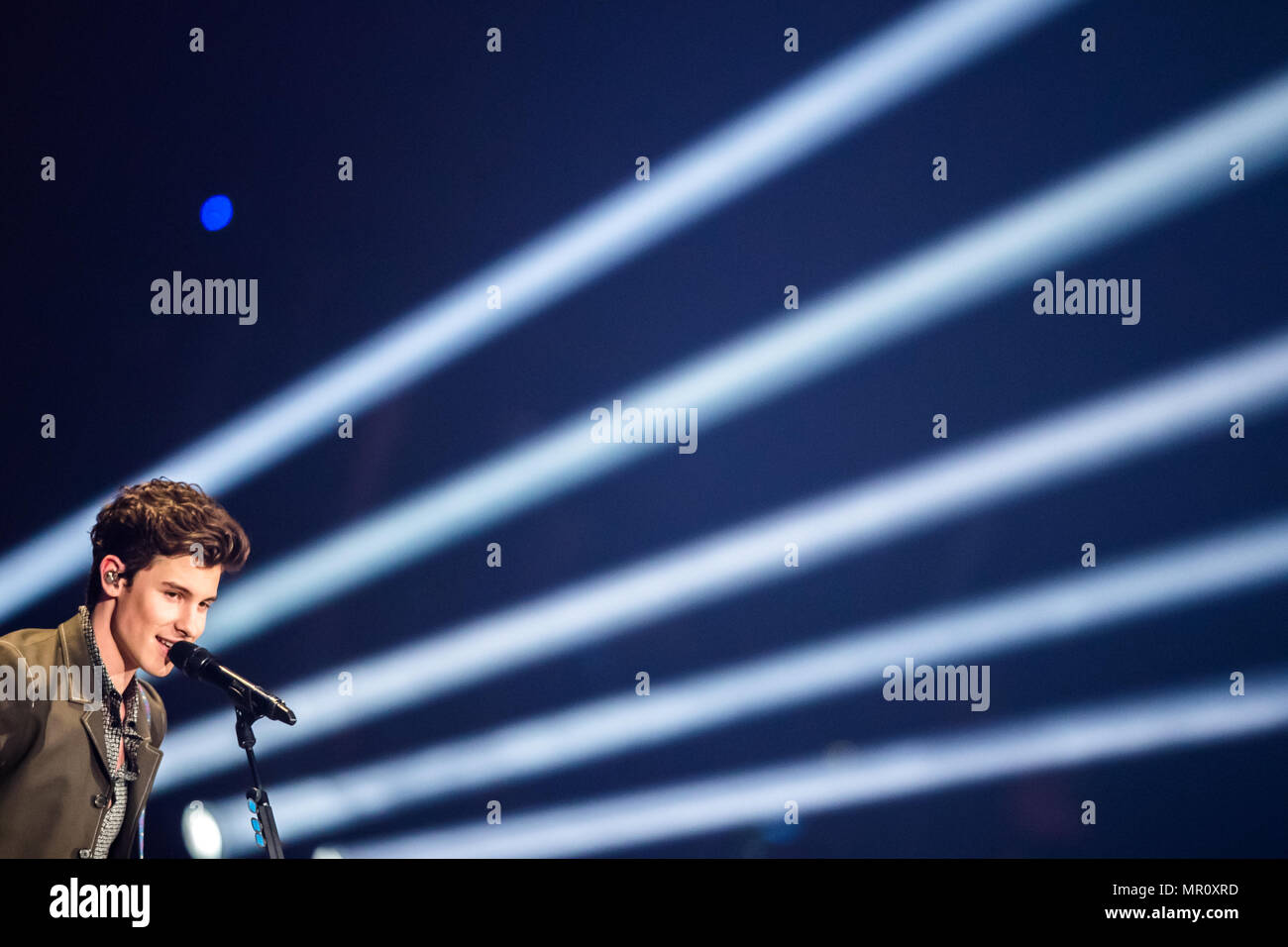 Shawn mendes on stage hires stock photography and images Alamy