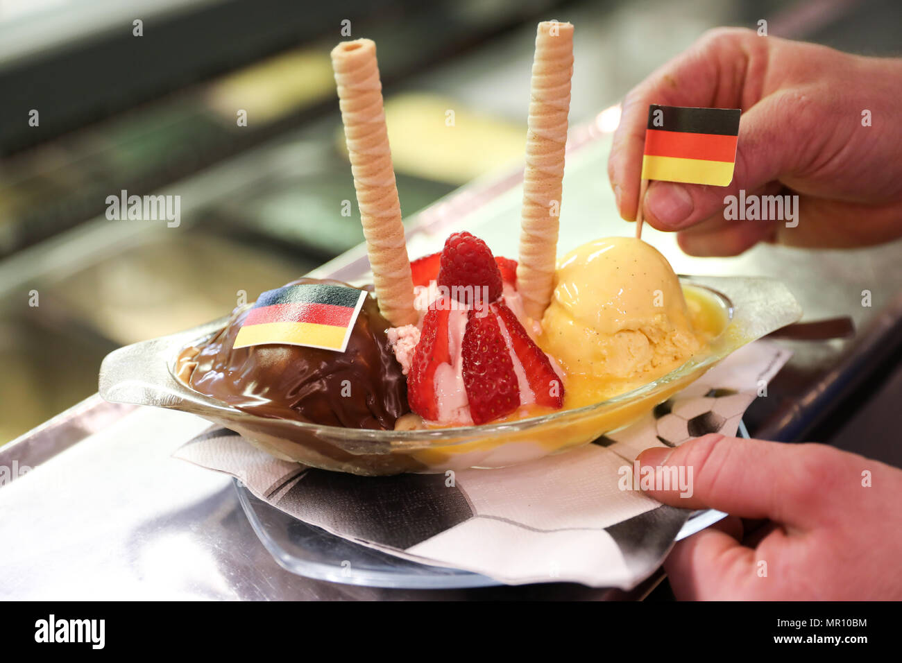 Поли сладости. Мороженое по немецки. Фанат мороженое.