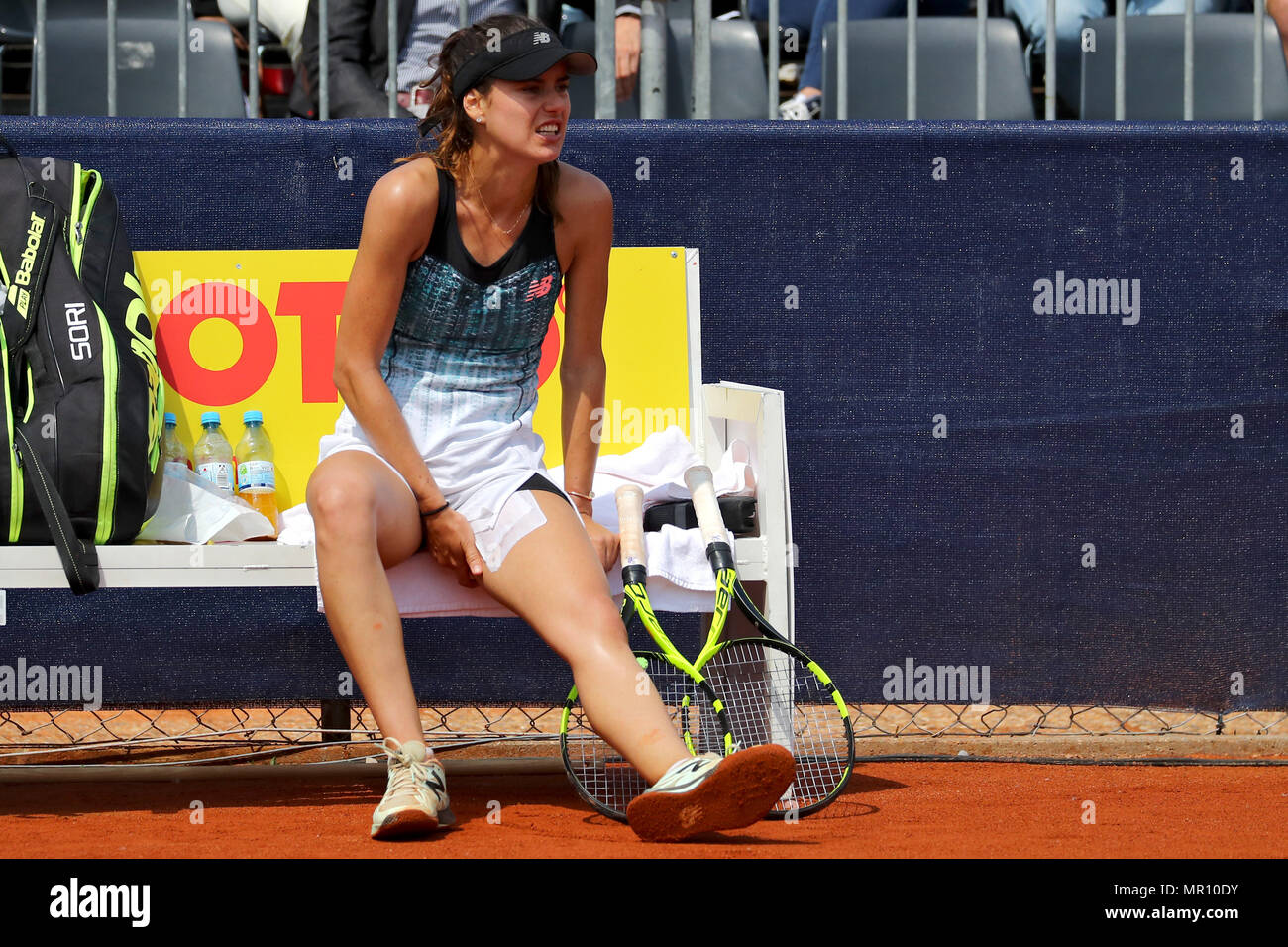 Nuremberg, Germany. 25 May 2018, Germany, Nuremberg: Tennis, WTA-Tour,  women's singles, quarter finals. Romania's Sorana Cirstea sits on the bench  with her left leg in pain. Photo: Daniel Karmann/dpa Credit: dpa picture