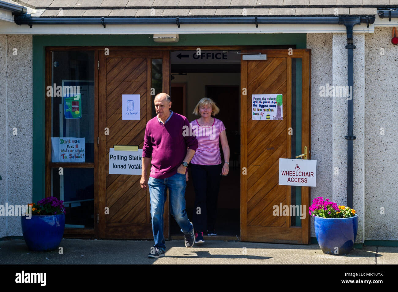 Schull, Ireland. 25th May, 2018. Today is referendum day on the Eighth Amendment of the Constitution Act 1983 which bans mothers from having abortions. The vote today is whether to retain or repeal the constitutional ban on abortion. Voters are pictured leaving the polling station in Scoil Mhuire National School, Schull, West Cork, Ireland. Credit: Andy Gibson/Alamy Live News. Stock Photo