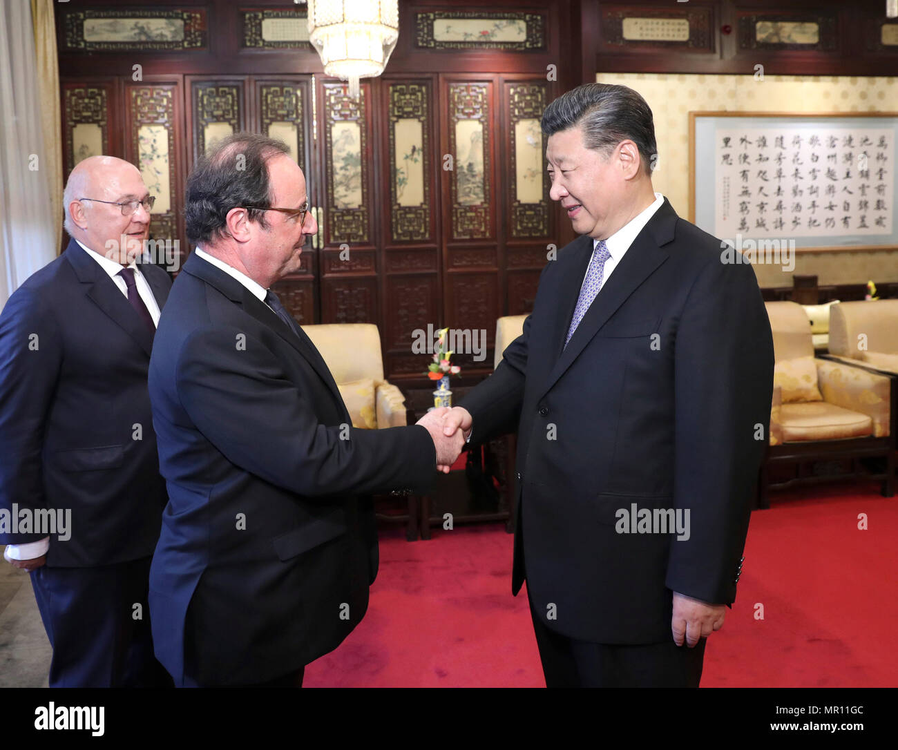 (180525) -- BEIJING, May 25, 2018 (Xinhua) -- Chinese President Xi Jinping meets with former French President Francois Hollande at the Diaoyutai State Guesthouse in Beijing, capital of China, May 25, 2018. (Xinhua/Pang Xinglei) (wyl) Stock Photo