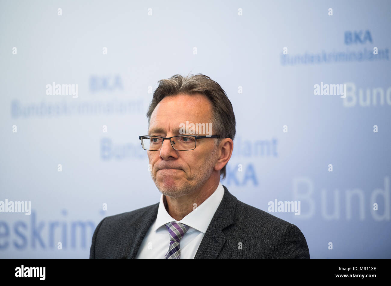 23 May 2018, Germany, Wiesbaden: Holger Muench, President of the German Criminal Office (BKA), speaks at a press conference on the topic of drug-related crime in 2017. Photo: Andreas Arnold/dpa Stock Photo