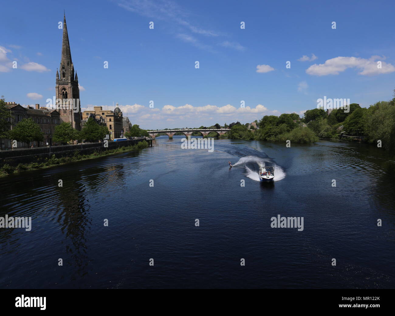 Perth, UK. 25th May 2018. On a very warm day in Scotland someone cools off by water-skiing on the River Tay in Perth.  © Stephen Finn/Alamy Live News Stock Photo