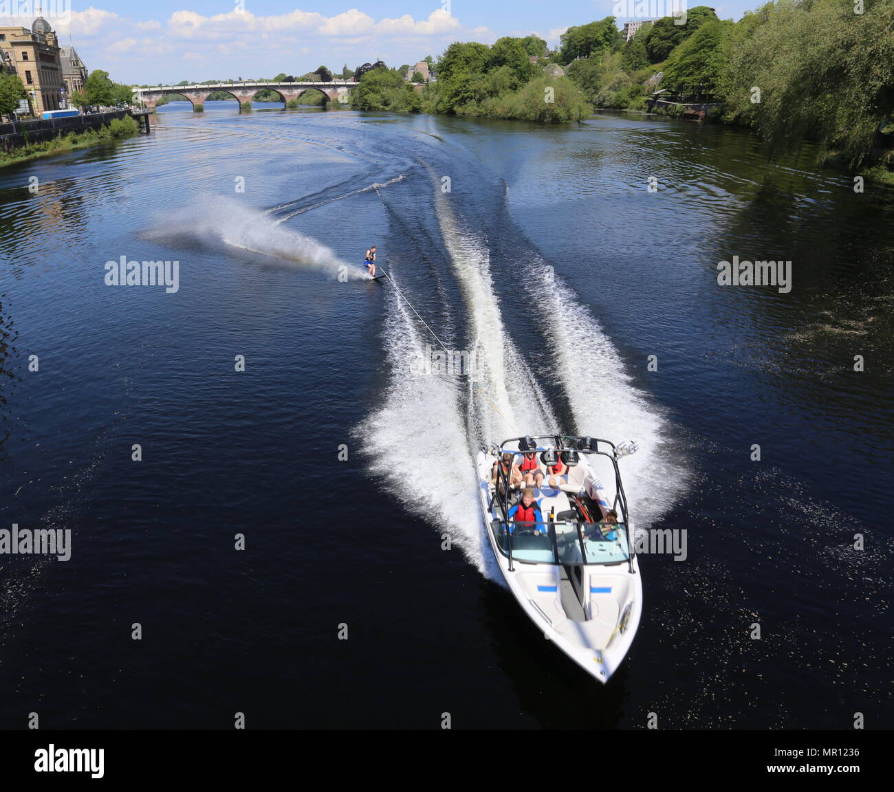 Perth, UK. 25th May 2018. On a very warm day in Scotland someone cools off by water-skiing on the River Tay in Perth.  © Stephen Finn/Alamy Live News Stock Photo