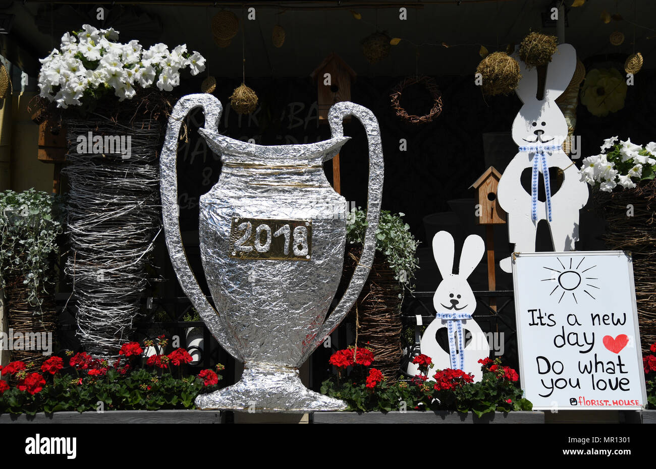 25 May 2018, Ukraine, Kiev: A Champions League cup made from tinfoil in a  florist's. Real Madrid and Liverpool FC are set to meet in the Champions  League final on Saturday. Photo: