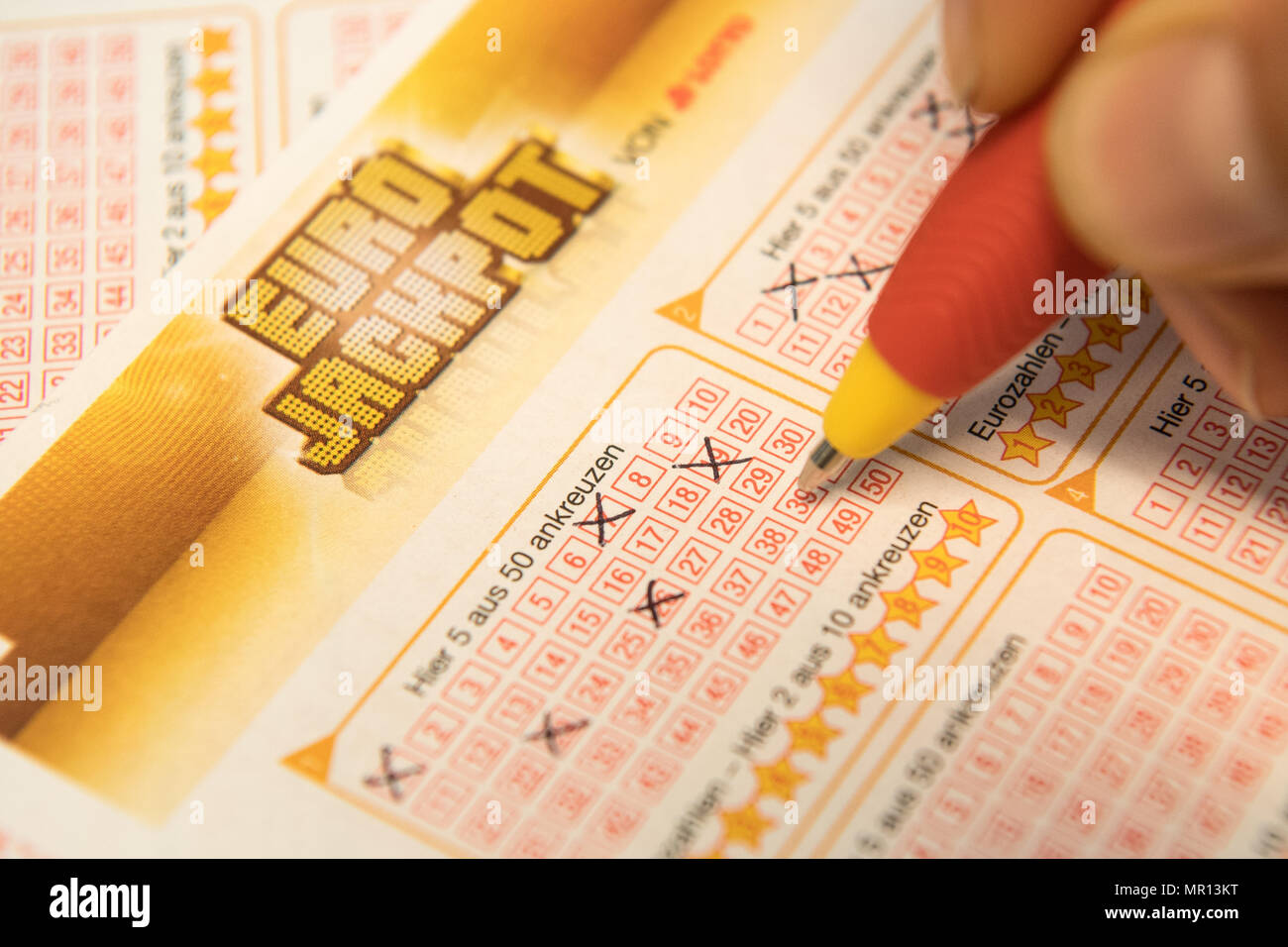 Berlin, Germany. 25th May, 2018. ILLUSTRATION - 25 May 2018, Germany,  Berlin: A customer fills out a EuroJackpot lottery ticket. Credit: Fabian  Sommer/dpa/Alamy Live News Stock Photo - Alamy