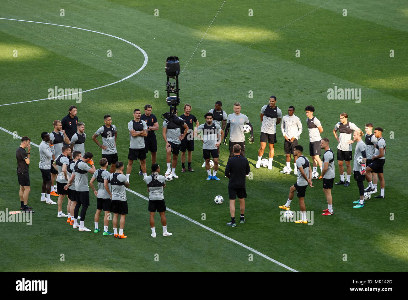 Liverpool Manager Jurgen Klopp speaks to his team during Liverpool training, prior to the UEFA Champions League Final match between Real Madrid and Liverpool, at Olimpiyskiy National Sports Complex on May 25th 2018 in Kyiv, Ukraine. (Photo by Daniel Chesterton/phcimages.com) Stock Photo