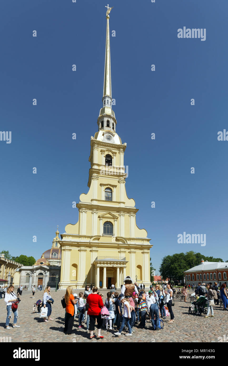 St. Petersburg, Russia, 25th May, 2018. Children make photos with an actor in image of Peter the Great at the St. Peter and Paul Cathedral in the first day of school vacation Stock Photo
