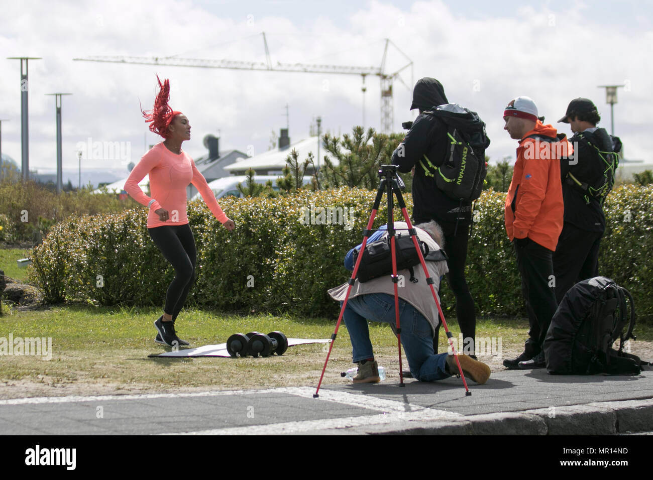 Reykjavík, Iceland. 25/05/2018 Weather. Hannah Eden performs a fitness routine on a sunny afternoon in the capital as entertainers please the holiday crowds. Credit; ConradElias/AlamyLiveNews Stock Photo