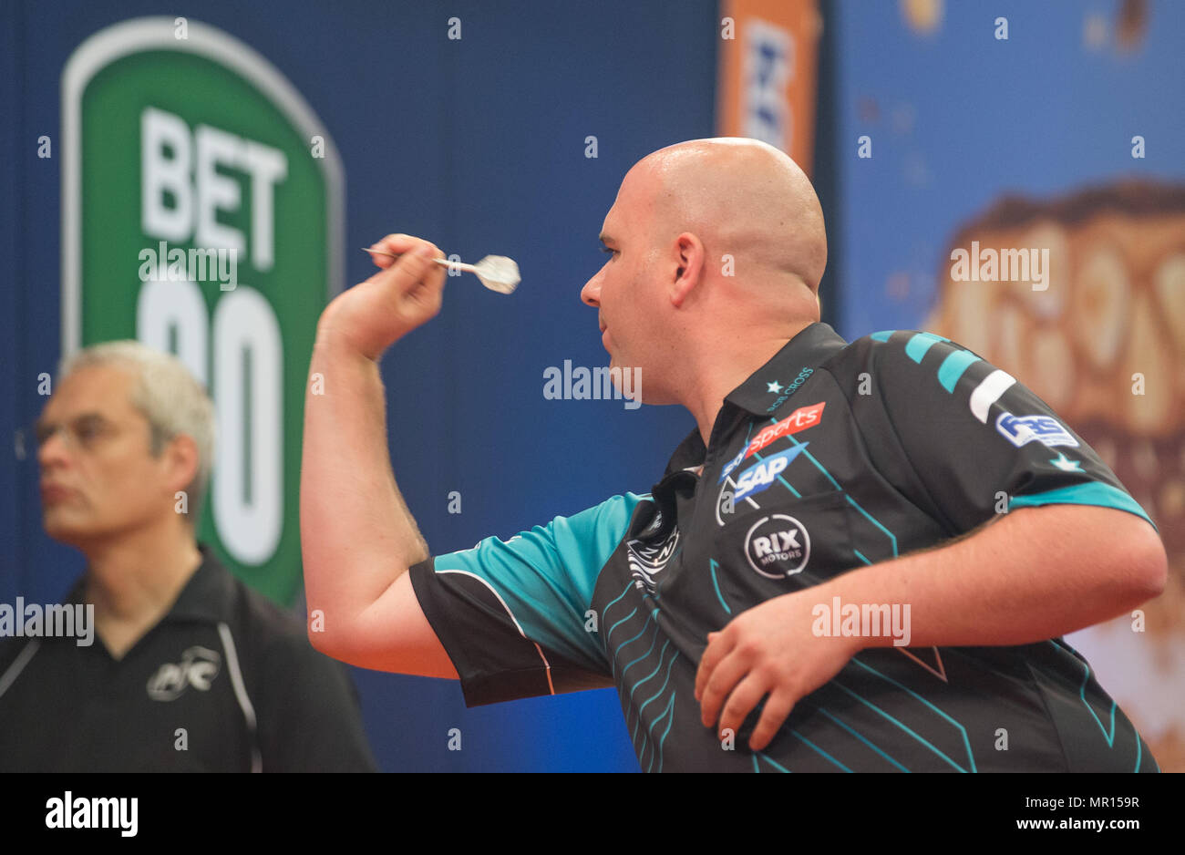 25 May 2018, Germany, Gelsenkirchen Rob Cross of England in action during the German Darts Masters in the PDC World Series of Darts